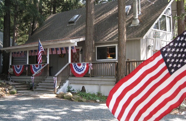 'Lakeside, Camp-Run-A-Muck', 4 Bdrm, 2 Bath - Can Sleep 8. Check our reviews