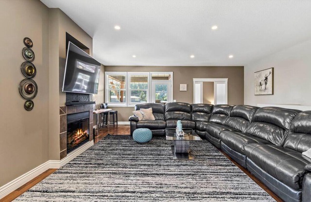 Lakeside Condo, boat slip included/heated garage for Sledders in Winter !