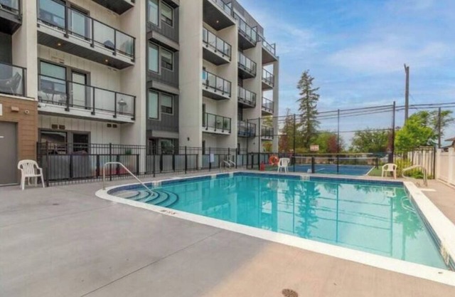 Lakeside Condo - King Bed + Poolnn