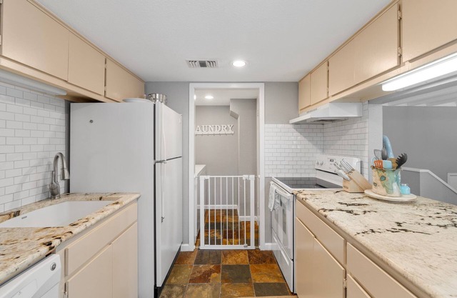 Lakeside Condo Retreat in Horseshoe Bay