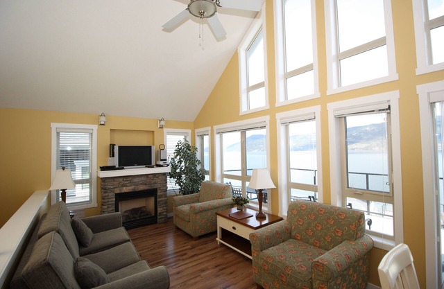 Lakeside cottage along La Casa Cottage Resort