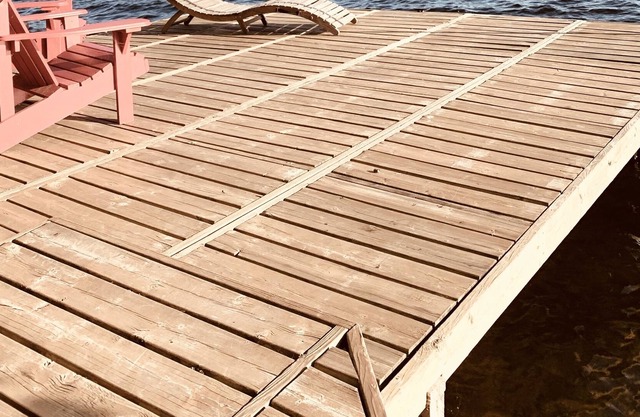 Lakeside cottage, large private dock
