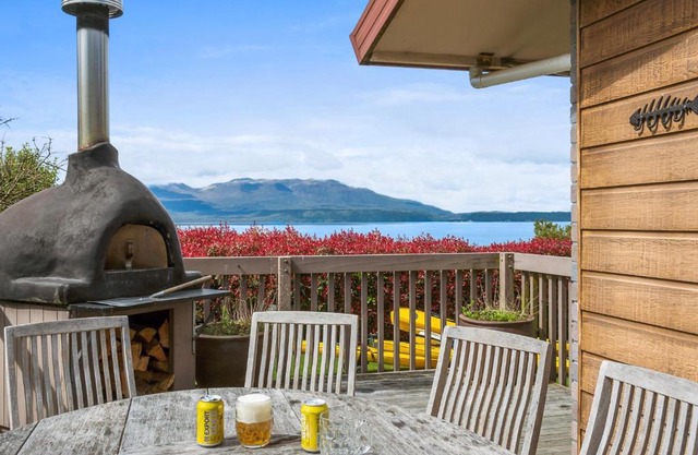 Lakeside Escape - Lake Tarawera Holiday Home