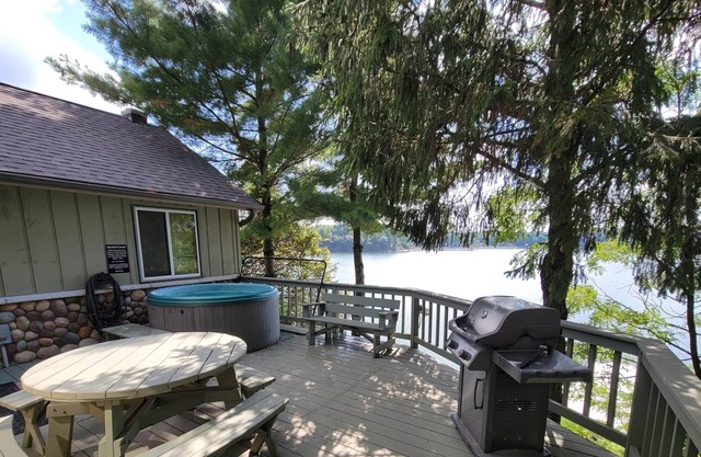 Lakeside Escape Year round HOT TUB & Pontoon Rental