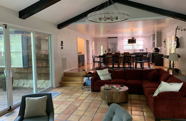 Lakeside Family Retreat, NEW LISTING, Refunished red door barn, Dock Access