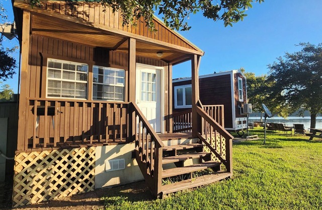 Lakeside fishing cabin on beautiful Lake Conroe.