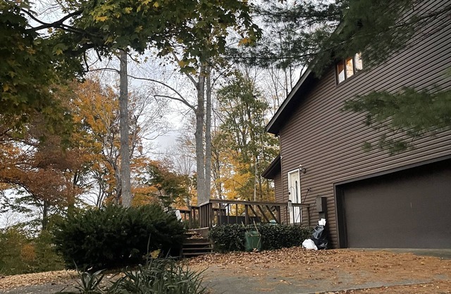 Lakeside Hideaway - Beautiful country setting just minutes from town