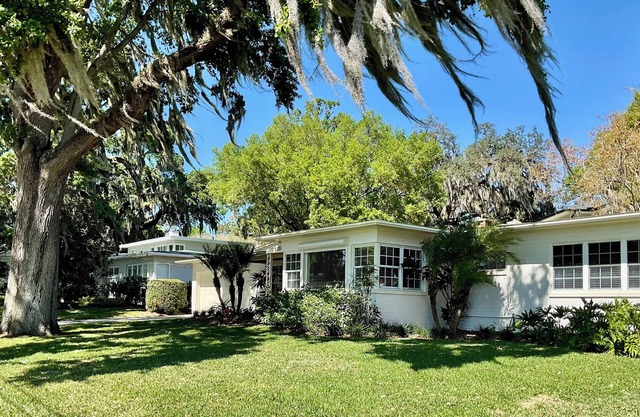 Lakeside Home in a Great Neighborhood. Easy walk to Shops and Dining