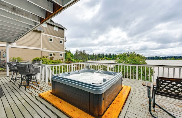 Lakeside Lacey Gem w/Sauna + Private Dock