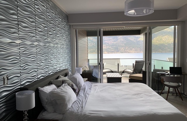 Lakeside/Lakeview 2 Bed/2 Ba, hot tub, pool, walk to beach, 2 HUGE view decks