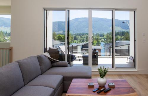 Lakeside Living New 3 Bedroom Retreat