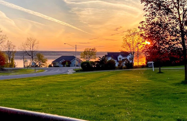 Lakeside Lookout: Gorgeous Seneca Lake Views Right Off Wine Trail!
