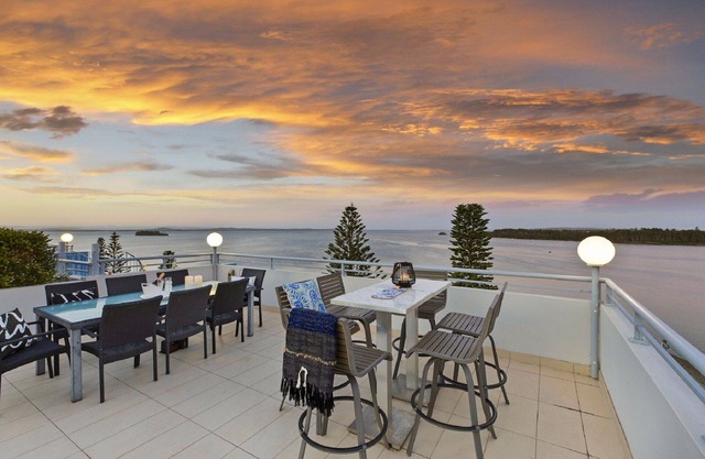 Lakeside Luxury - 2 Level Penthouse Apartment with Expansive Rooftop Terrace
