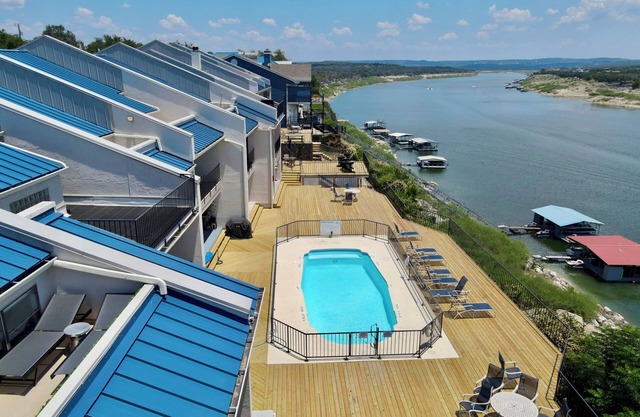 Lakeside Luxury Condo w/Wake Surf Boat, Pool, Hot Tub, 35min From Austin