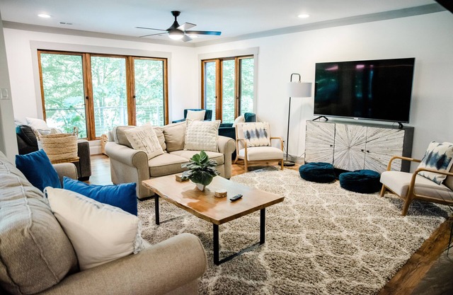 Lakeside Luxury: Spacious 6-Bdrm Lodge with Dock