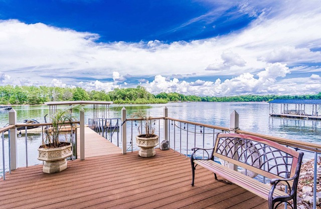Lakeside Paradise - Waterfront View & Private Dock