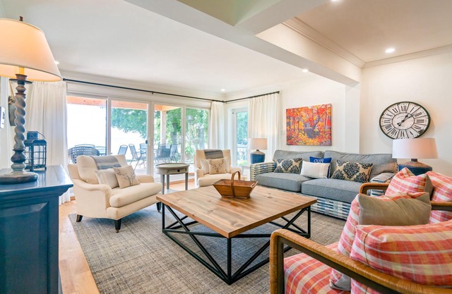 Lakeside Paradise - Private beach - Sleeps 8 - 2.5 baths