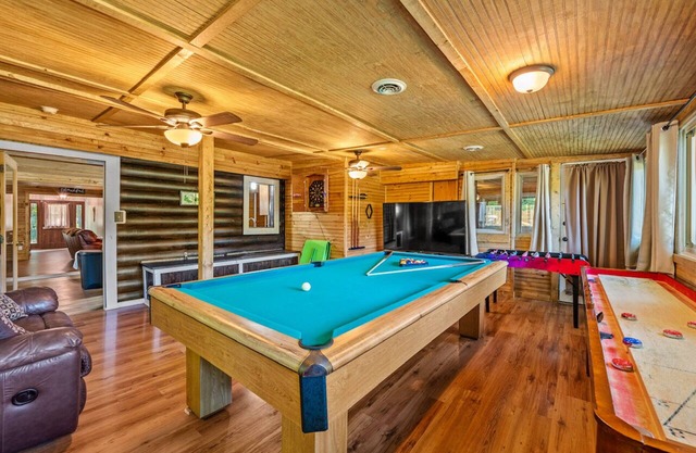 Lakeside Pet Friendly Cabin w/Hot tub Game Rm Fireplace Elec Vehicle Charger