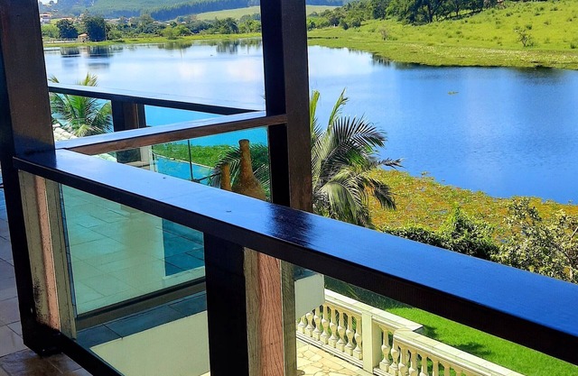 Lakeside retreat with stunning views and close to Thermas Water Park