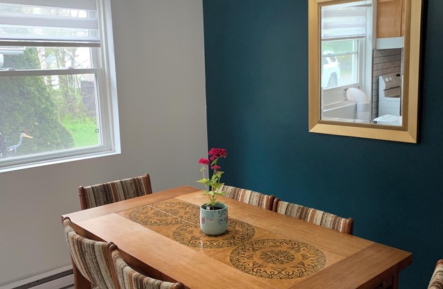 Lakeside Retreat:Stunning Fall Colours, Near City. Pet Friendly!