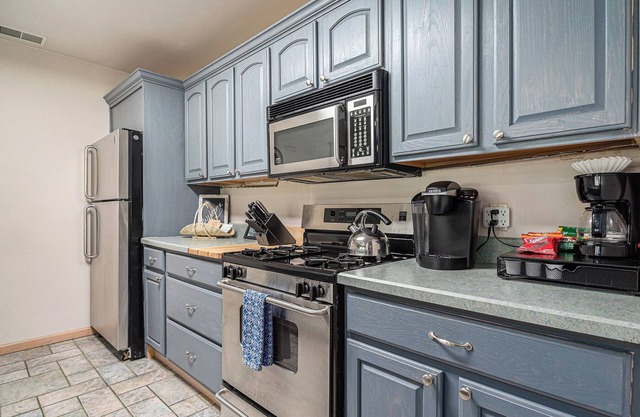 🌼 Lakeside Retreat: 2BDR Lakeview Townhome ➠ #3