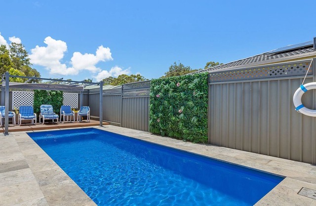 Lakeside Retreat - Cheerful Family Home with Pool