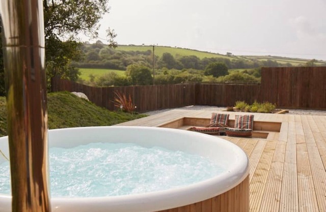 Lakeside Retreat & Hot Tub, Woolacombe 3mls
