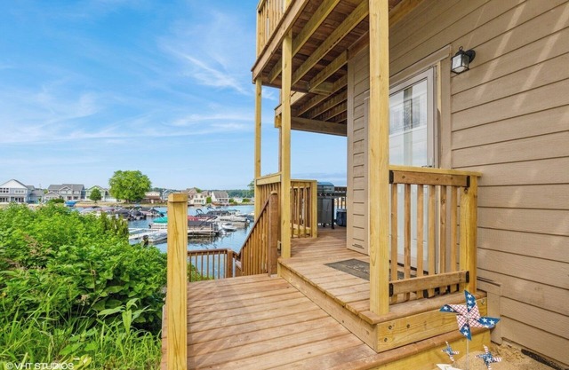 Lakeside Retreat with boat docks