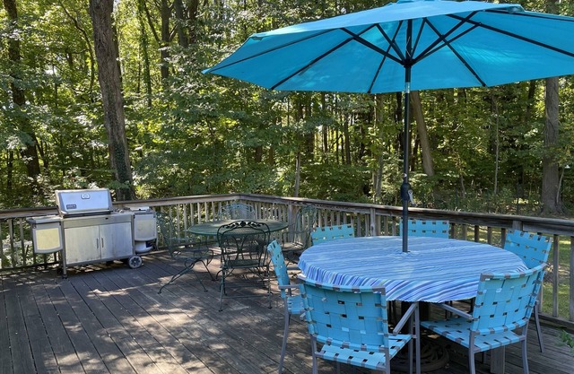 Lakeside Summer Cottage: Experience the Beauty of Autumn Just Steps from the Beach!