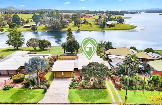 LakeSide Tinaroo- Lakefront Retreat with Private Pontoon, Water Activities & Stunning Views