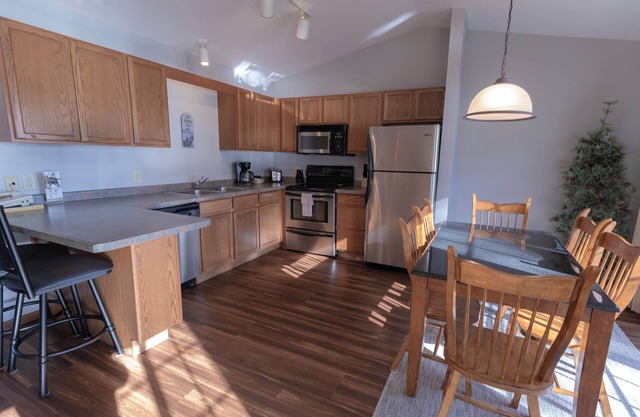 Lakeview 2BR/2BA Second-Floor Condo at Wild Eagle Lodge – Scenic Escape in Eagle
