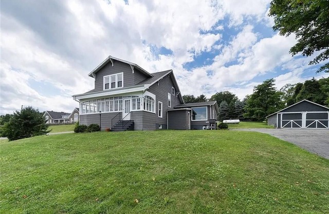 Lakeview 5BR Farmhouse Sunrise Porch, Firepit & Coffee Bar
