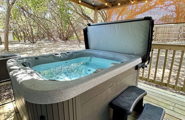 Lakeview Escape -Hot Tub/Fire Pit/Ping Pong/Super fast Internet/Walk to Lake