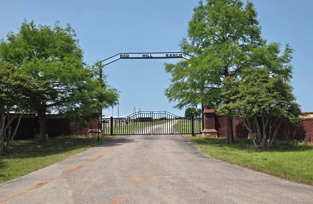 Lakeview Farmhouse Retreat 2BR, 2BA w/Fishing, Horses, Cows & Stunning Sunsets