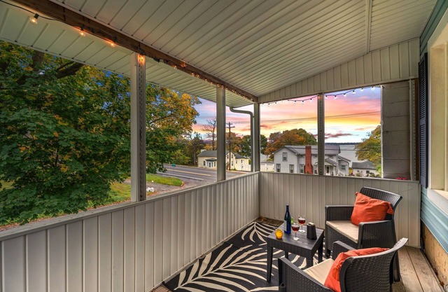 Lakeview Getaway on Cayuga Wine Trail ~Fully Fenced Yard, 2 King Beds, Sunsets~