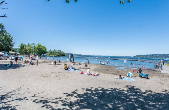 Lakeview home Walk to beach w/AC fully fenced