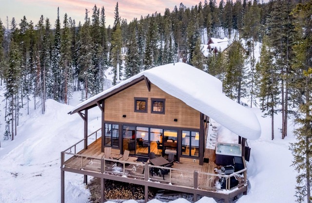 Lakeview Lodge: 2BR+Enclosed Loft, Hot Tub on Wraparound Deck, VIEWS, 8 minutes to Downtown Breck