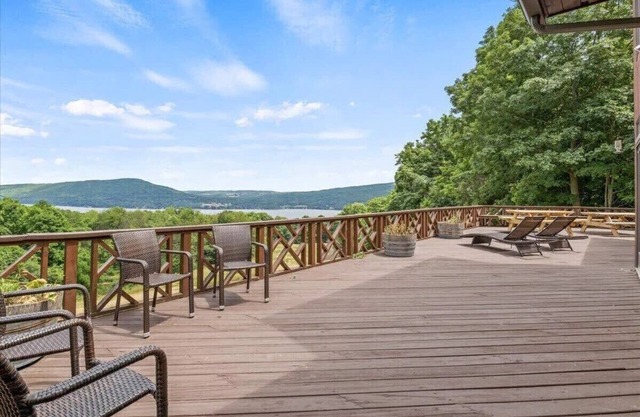 Lakeview Lodge: w/hot tub and amazing lake views!