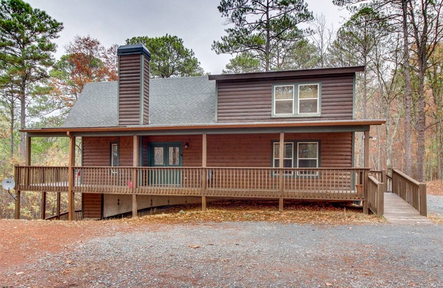 Lakeview lodge with two decks, pool table, & shared swimming pools