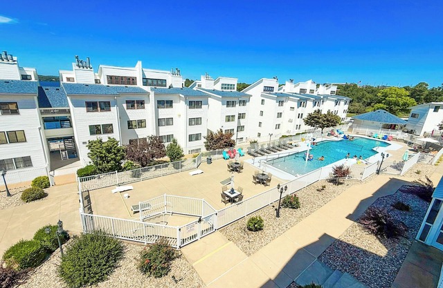 Lakeview Luxury 2BD/2BA/Private Balcony/Pool/Coffee Bar/Near Everything-Sleeps 6 PP