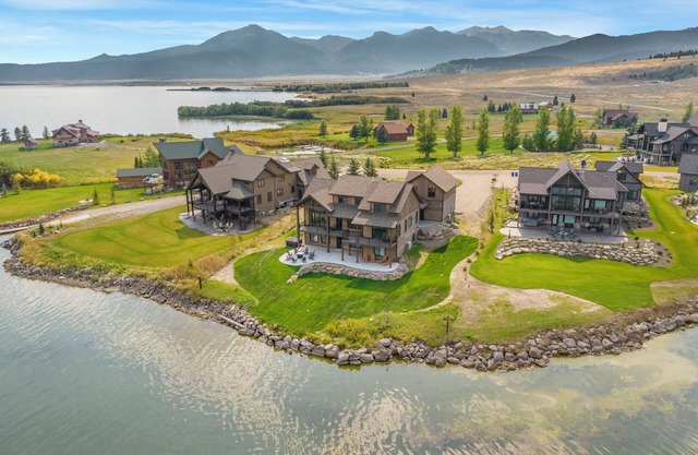 Lakeview Manor overlooking Henry's Lake - Worldclass Fishing - Near Yellowstone