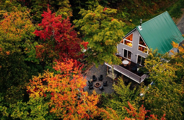 Lakeview☀️Near Stowe🥾4 Bedroom👨‍👩‍👧‍👦Hot Tub🥂Mountain View🏔Canoe🛶Game Room🎱Swimming🏊‍♀️