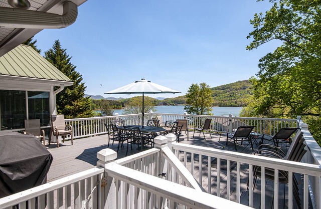 Lakeview Vista overlooking Lake Chatuge 4 bedrooms and hot tub/game room