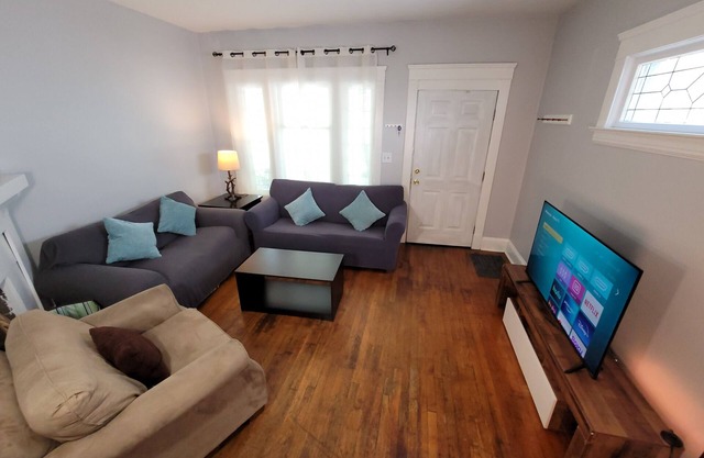 Lakewood/CLE area 3 Bedrooms Sleeps 6