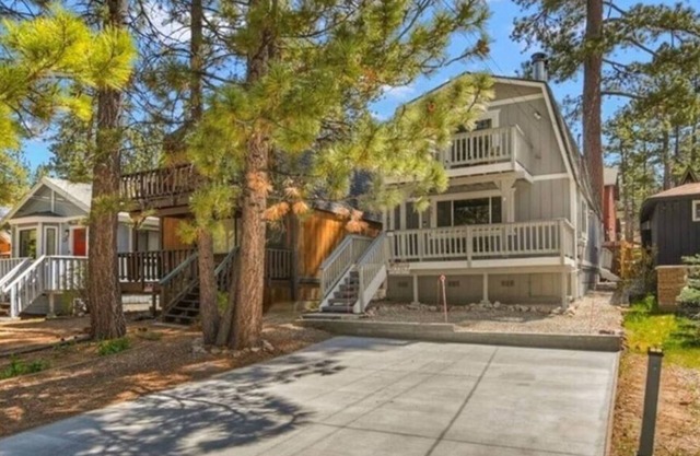 Lakewood Den + Walk to Lake + Hot Tub