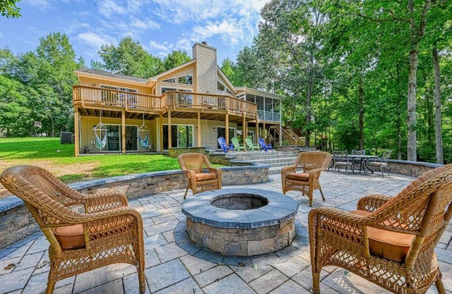 Lalli's Lake House