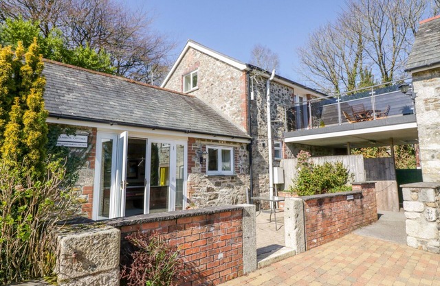 LAMBKIN COTTAGE, family friendly in St Columb Major