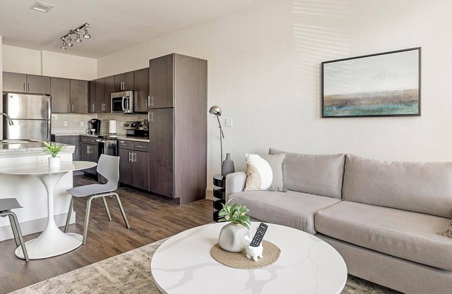 Landing | Amazing 1BD, Pool, Gym