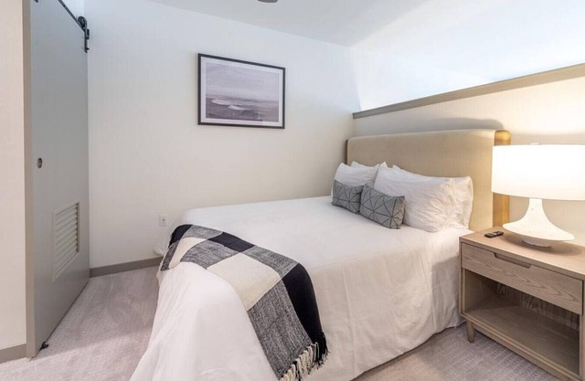 Landing at Midtown 64 - Studio in Downtown Kent