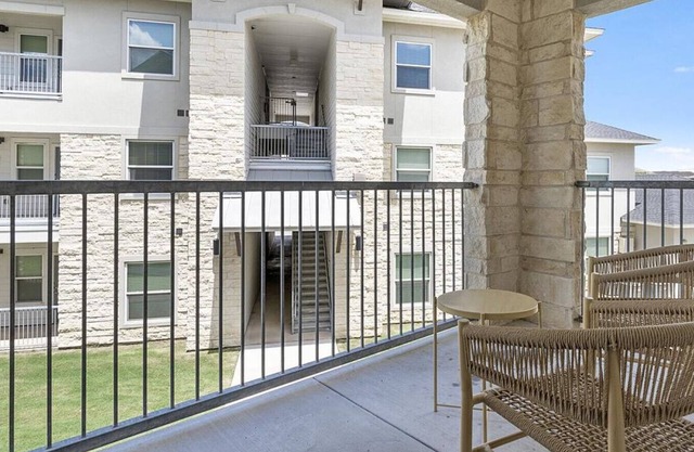 Landing at Northshore Place Apartments - 2 Bedrooms in Downtown Portland